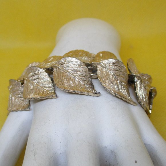Vintage ART BRACELET HEAVY Signed Art Gold Tone Bracelet Gold Tone Leaves - Picture 8 of 15